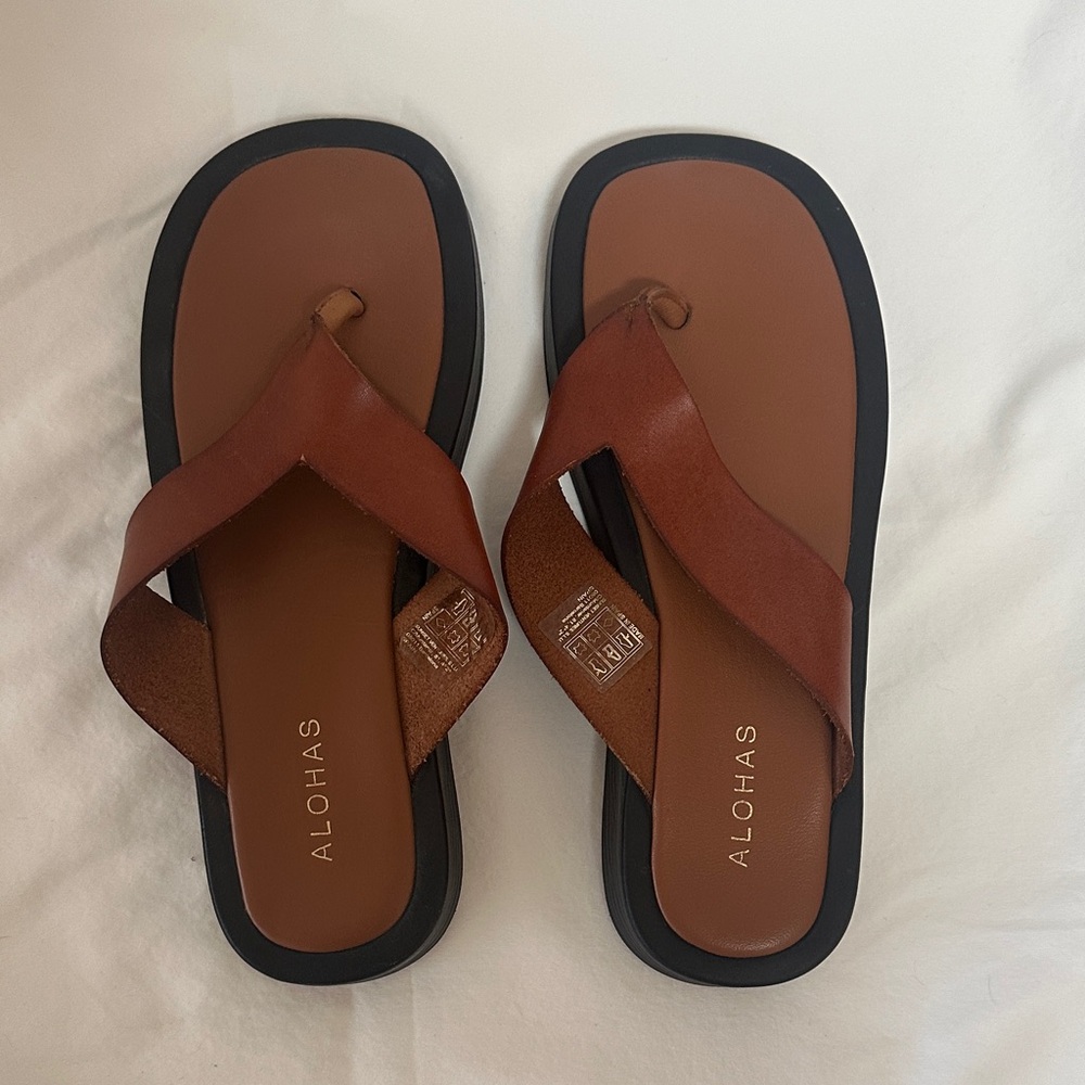 ALOHAS Tan/Brown Leather Thong Sandals with Black Trim